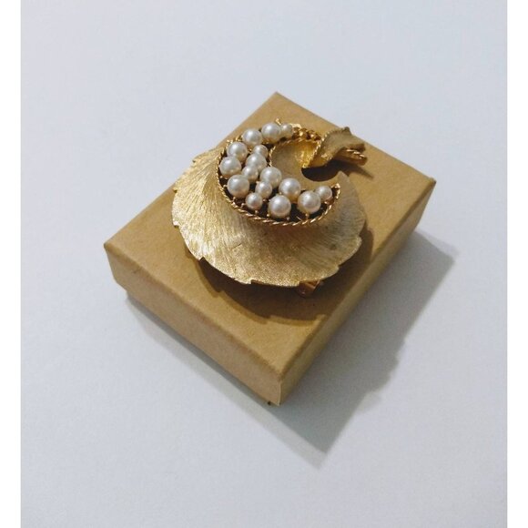 Vtg Signed JJ Brooch Brushed gold tone faux pearl Jonnette Art Neuveau Swirl 2" - Picture 7 of 8